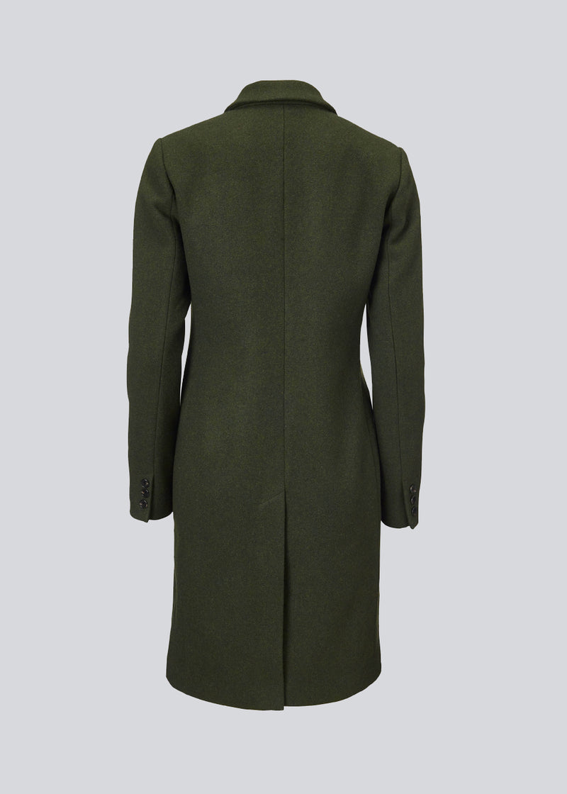 Beautiful, knee-length wool coat in army green. Odelia coat is closed at front by 4 buttons and is fitted around the waist, which gives a feminine look. Because of the high content of wool the jacket will be perfect for fall and the mild winters.