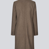 Beautiful, knee-length wool coat in brown. Odelia coat is closed at front by 4 buttons and is fitted around the waist, which gives a feminine look. Because of the high content of wool the jacket will be perfect for fall and the mild winters.
