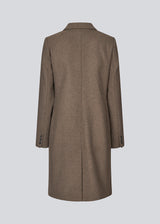 Beautiful, knee-length wool coat in brown. Odelia coat is closed at front by 4 buttons and is fitted around the waist, which gives a feminine look. Because of the high content of wool the jacket will be perfect for fall and the mild winters.