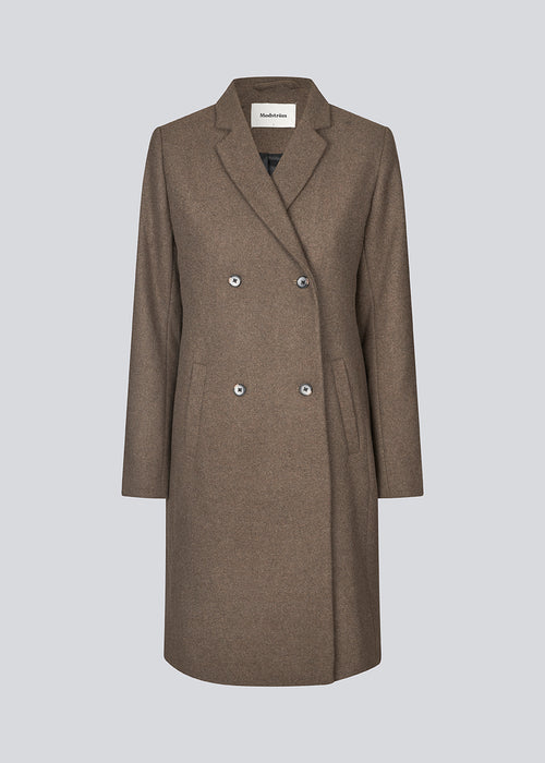 Beautiful, knee-length wool coat in brown. Odelia coat is closed at front by 4 buttons and is fitted around the waist, which gives a feminine look. Because of the high content of wool the jacket will be perfect for fall and the mild winters.