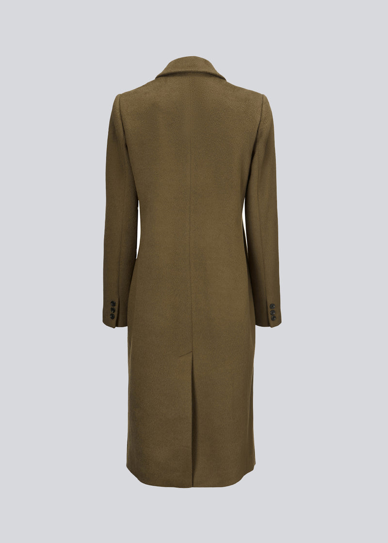 Beautiful, long woolen coat in the color sienna. Odelia long coat is double-breasted and slightly fitted at the waist for a feminine expression. The coat is an obvious choice for both fall and mild winters.