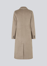 Beautiful, long woolen coat. Odelia long coat, in the color Spring Stone, is double-breasted and slightly fitted at the waist for a feminine expression. The coat is an obvious choice for both fall and mild winters.