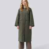 Padded coat in dark army with a contrast corduroy collar in brown. Odettemd coat has a hidden zipper closure, slit and two front pockets. The model is 175 cm and wears a size s/36.

