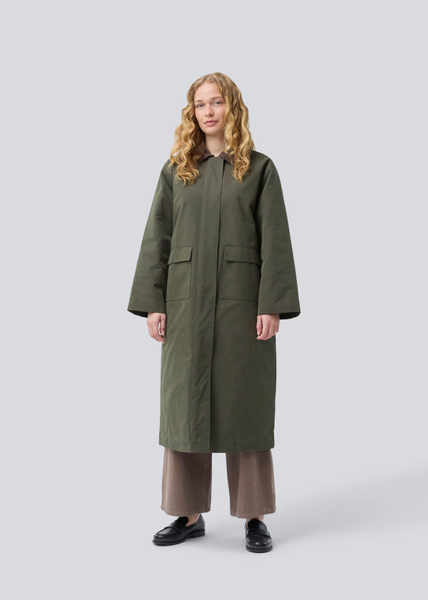Padded coat in dark army with a contrast corduroy collar in brown. Odettemd coat has a hidden zipper closure, slit and two front pockets. The model is 175 cm and wears a size s/36.
