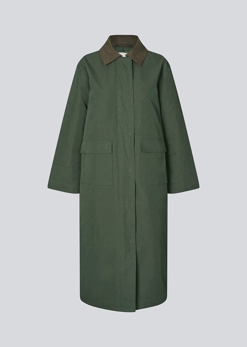 Padded coat in dark army with a contrast corduroy collar in brown. Odettemd coat has a hidden zipper closure, slit and two front pockets. The model is 175 cm and wears a size s/36.