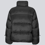 Black puffer jacket with a high neck in 100% recycled polyester. Odinmd jacket has a zipper closure and an adjustable strap at the sleeve. The model is 175 cm and wears a size s/36.