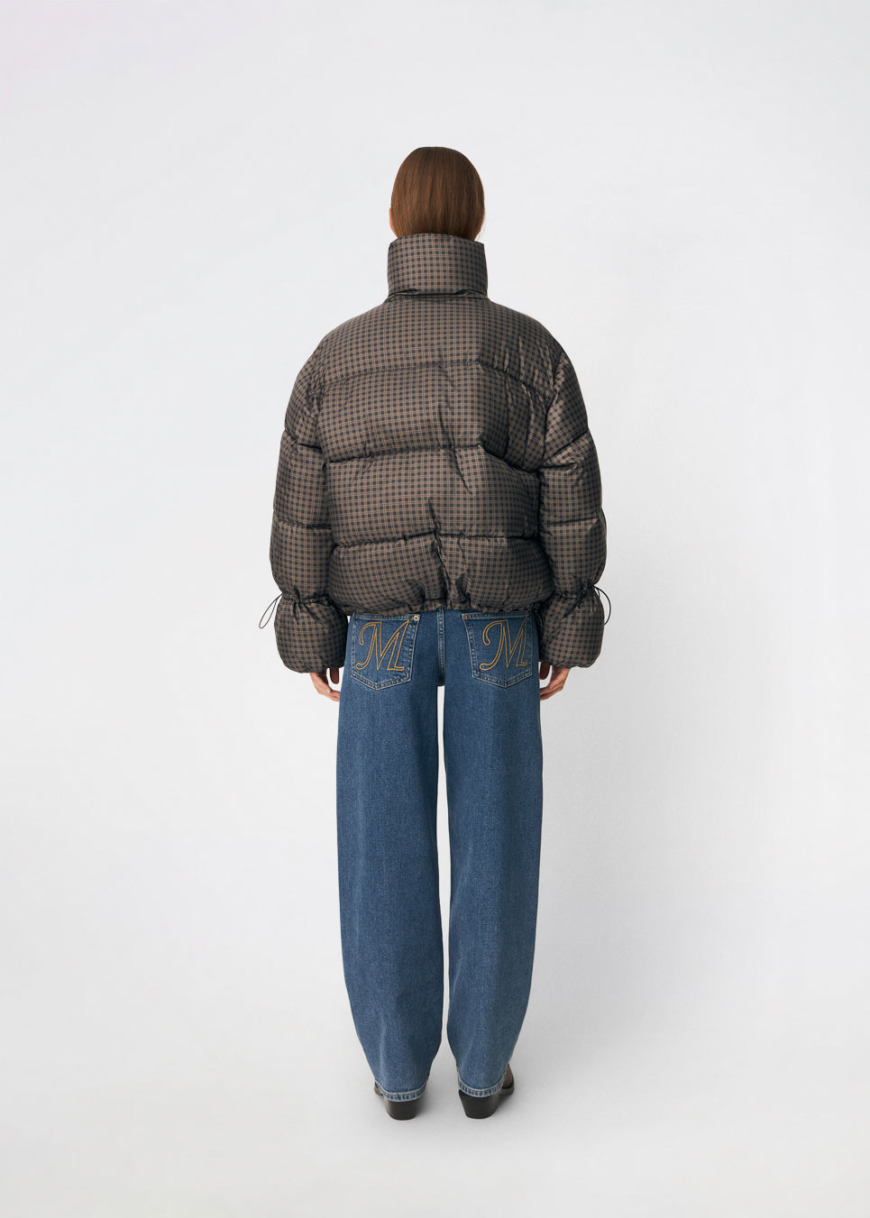 Puffer jacket with a high neck in 100% recycled polyester. Odinmd jacket has a zipper closure and an adjustable strap at the sleeve. The model is 175 cm and wears a size s/36.