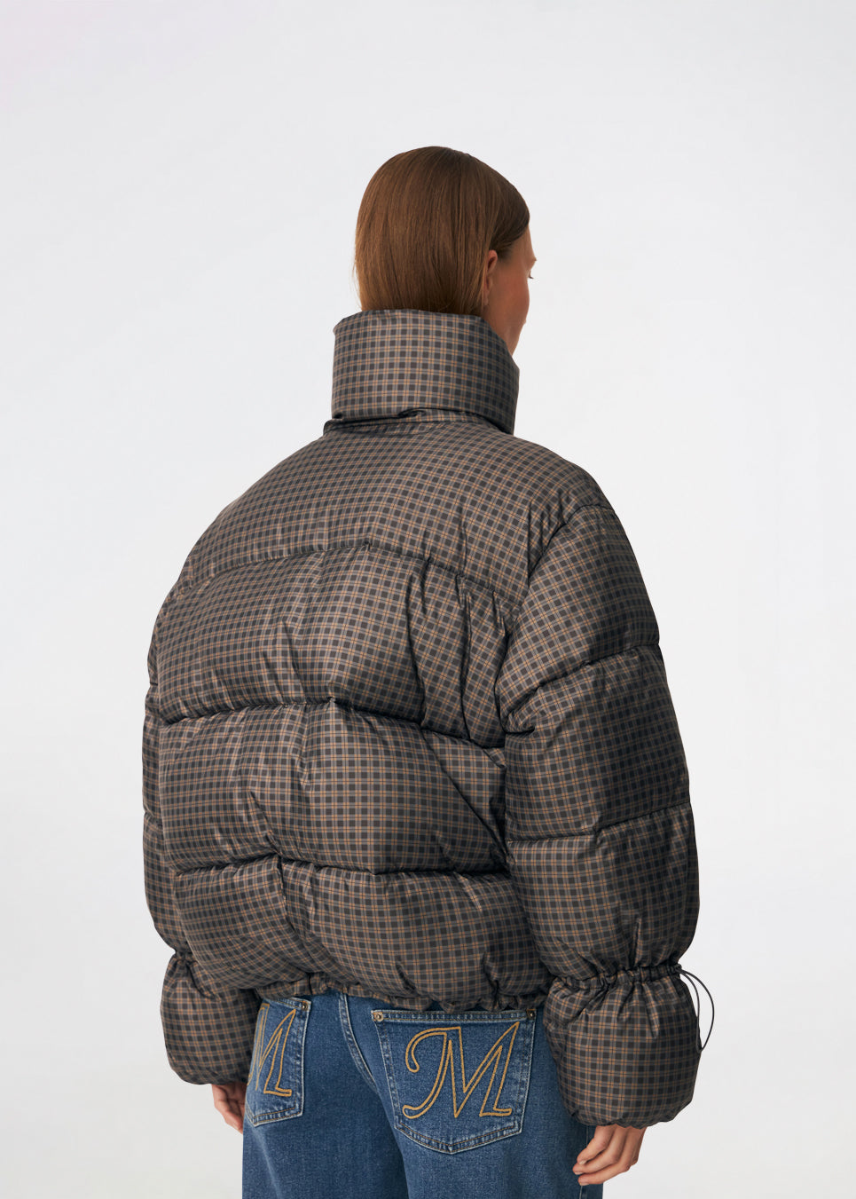 Puffer jacket with a high neck in 100% recycled polyester. Odinmd jacket has a zipper closure and an adjustable strap at the sleeve. The model is 175 cm and wears a size s/36.