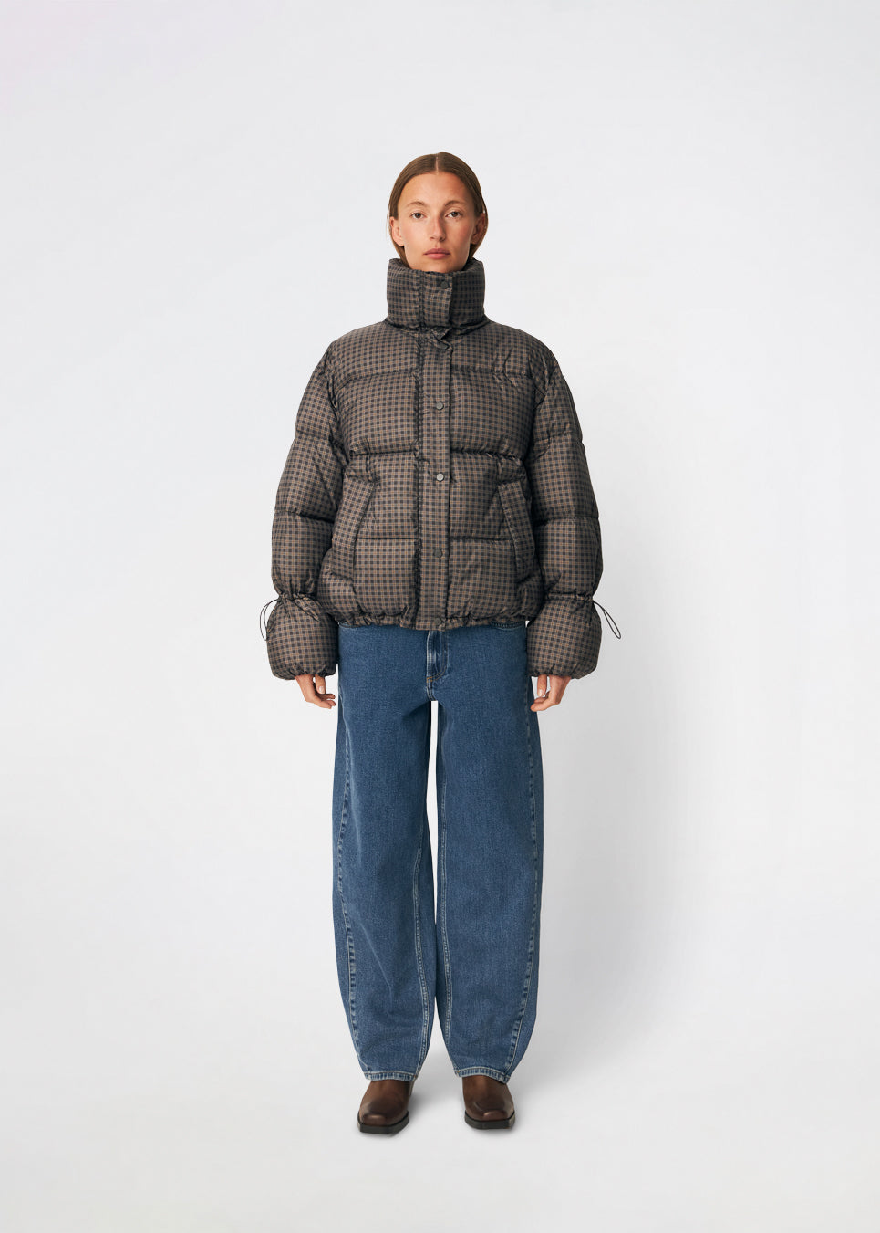 Puffer jacket with a high neck in 100% recycled polyester. Odinmd jacket has a zipper closure and an adjustable strap at the sleeve. The model is 175 cm and wears a size s/36.