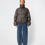 Puffer jacket with a high neck in 100% recycled polyester. Odinmd jacket has a zipper closure and an adjustable strap at the sleeve. The model is 175 cm and wears a size s/36.
