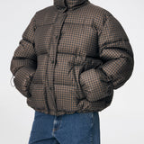 Puffer jacket with a high neck in 100% recycled polyester. Odinmd jacket has a zipper closure and an adjustable strap at the sleeve. The model is 175 cm and wears a size s/36.