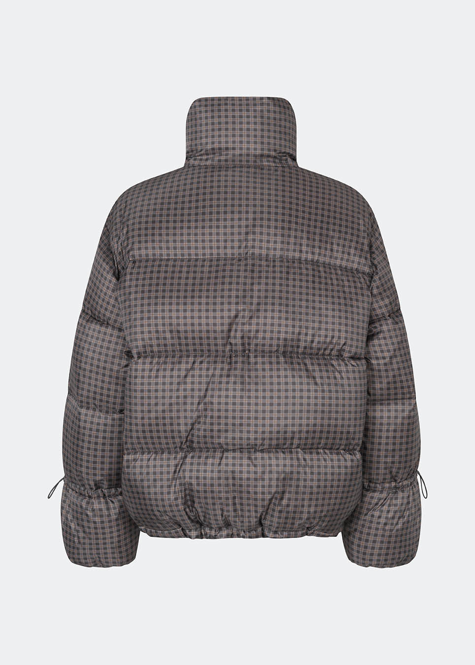 Puffer jacket with a high neck in 100% recycled polyester. Odinmd jacket has a zipper closure and an adjustable strap at the sleeve. The model is 175 cm and wears a size s/36.