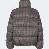 Puffer jacket with a high neck in 100% recycled polyester. Odinmd jacket has a zipper closure and an adjustable strap at the sleeve. The model is 175 cm and wears a size s/36.