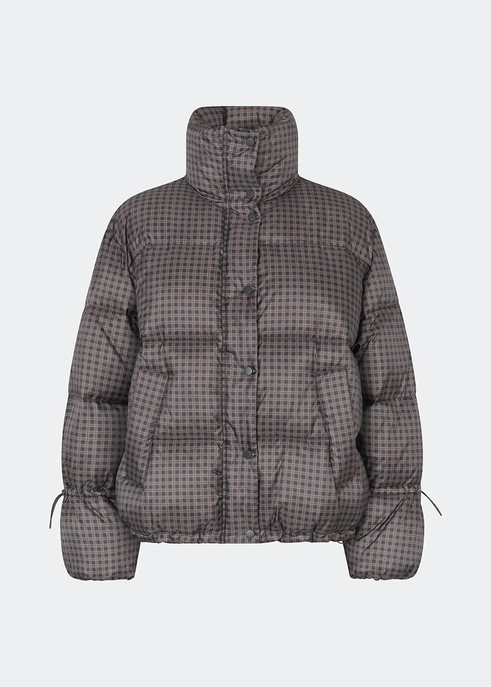 Puffer jacket with a high neck in 100% recycled polyester. Odinmd jacket has a zipper closure and an adjustable strap at the sleeve. The model is 175 cm and wears a size s/36.