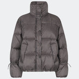 Puffer jacket with a high neck in 100% recycled polyester. Odinmd jacket has a zipper closure and an adjustable strap at the sleeve. The model is 175 cm and wears a size s/36.