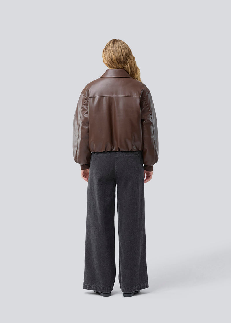 Padded bomber jacket in 100% PU. Olenamd jacket has a zipper closure and a collar. The model is 175 cm and wears a size s/36.