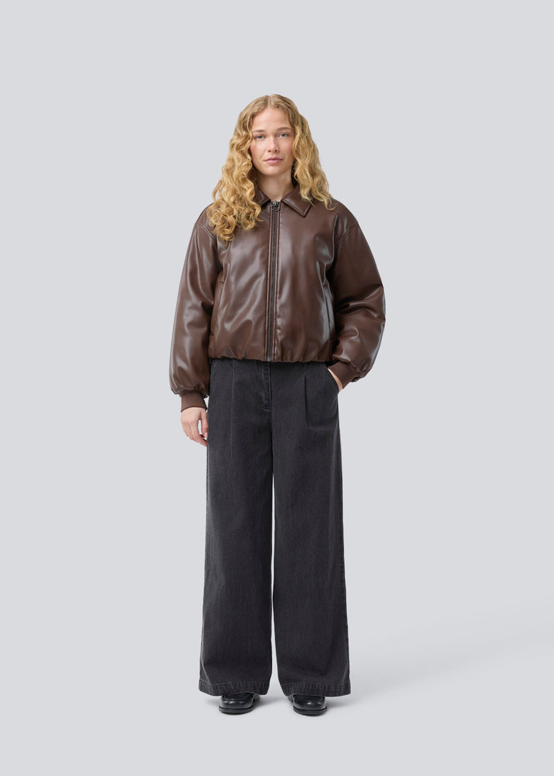 Padded bomber jacket in 100% PU. Olenamd jacket has a zipper closure and a collar. The model is 175 cm and wears a size s/36.