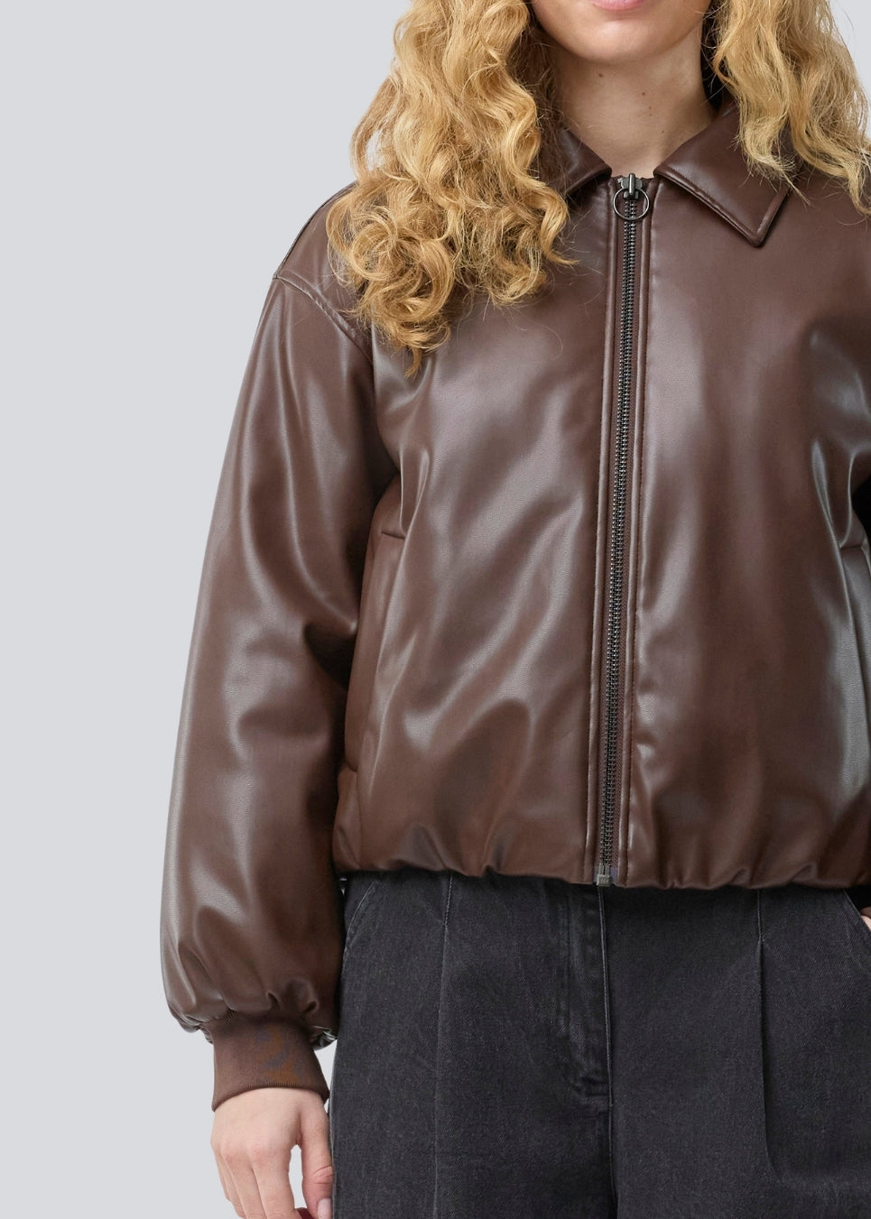 Padded bomber jacket in 100% PU. Olenamd jacket has a zipper closure and a collar. The model is 175 cm and wears a size s/36.