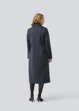 Classic, double-breasted wool coat with collar and notch lapels. Olinamd coat has a relaxed fit, lining and a slit in the back. The model is 175 cm and wears a size s/36.