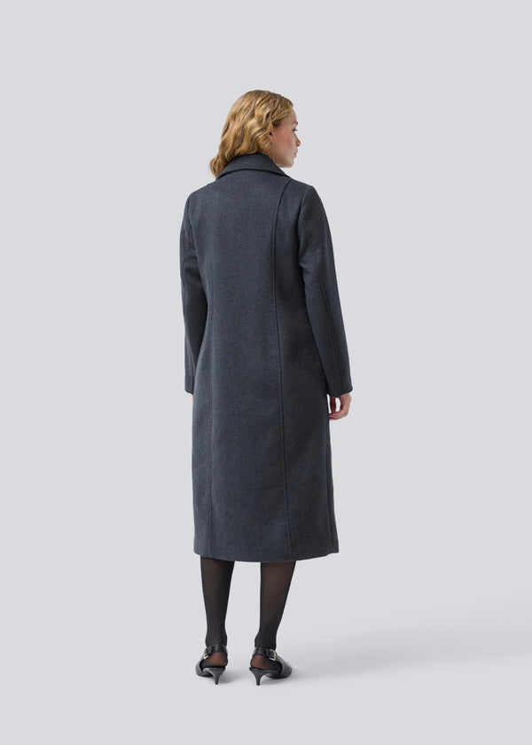 Classic, double-breasted wool coat with collar and notch lapels. Olinamd coat has a relaxed fit, lining and a slit in the back. The model is 175 cm and wears a size s/36.