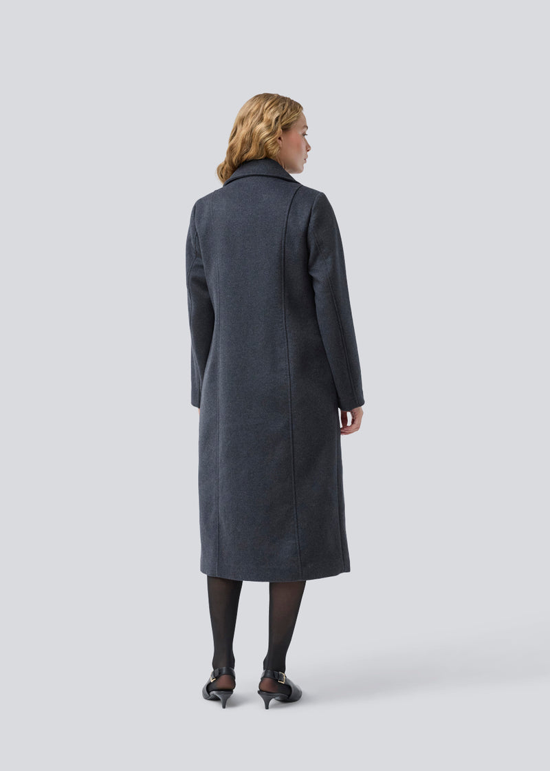 Classic, double-breasted wool coat with collar and notch lapels. Olinamd coat has a relaxed fit, lining and a slit in the back. The model is 175 cm and wears a size s/36.