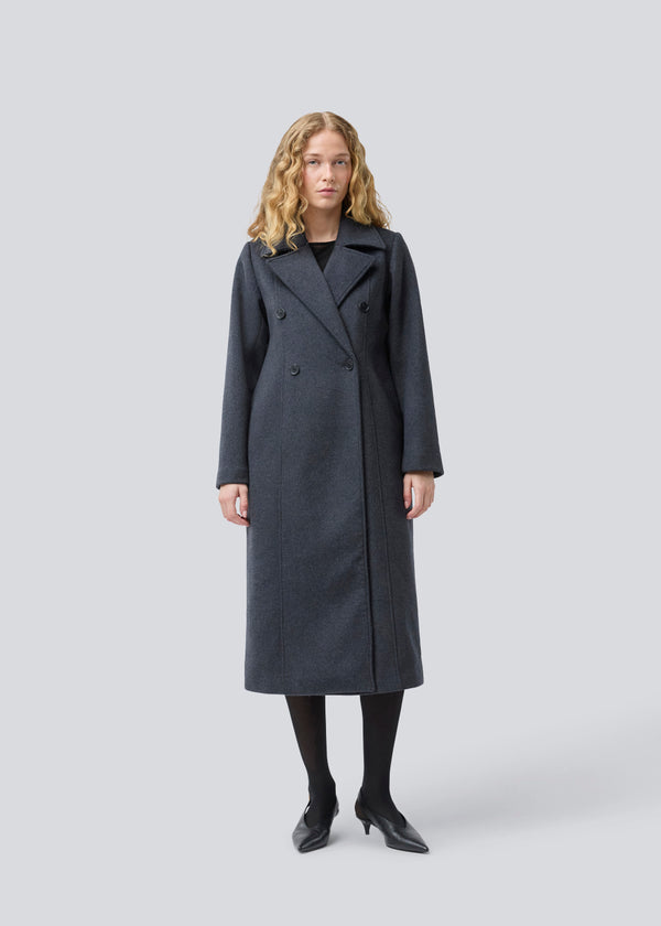 Classic, double-breasted wool coat with collar and notch lapels. Olinamd coat has a relaxed fit, lining and a slit in the back. The model is 175 cm and wears a size s/36.