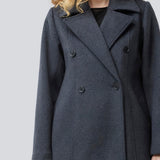 Classic, double-breasted wool coat with collar and notch lapels. Olinamd coat has a relaxed fit, lining and a slit in the back. The model is 175 cm and wears a size s/36.