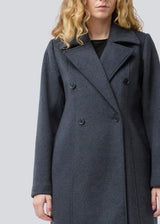 Classic, double-breasted wool coat with collar and notch lapels. Olinamd coat has a relaxed fit, lining and a slit in the back. The model is 175 cm and wears a size s/36.
