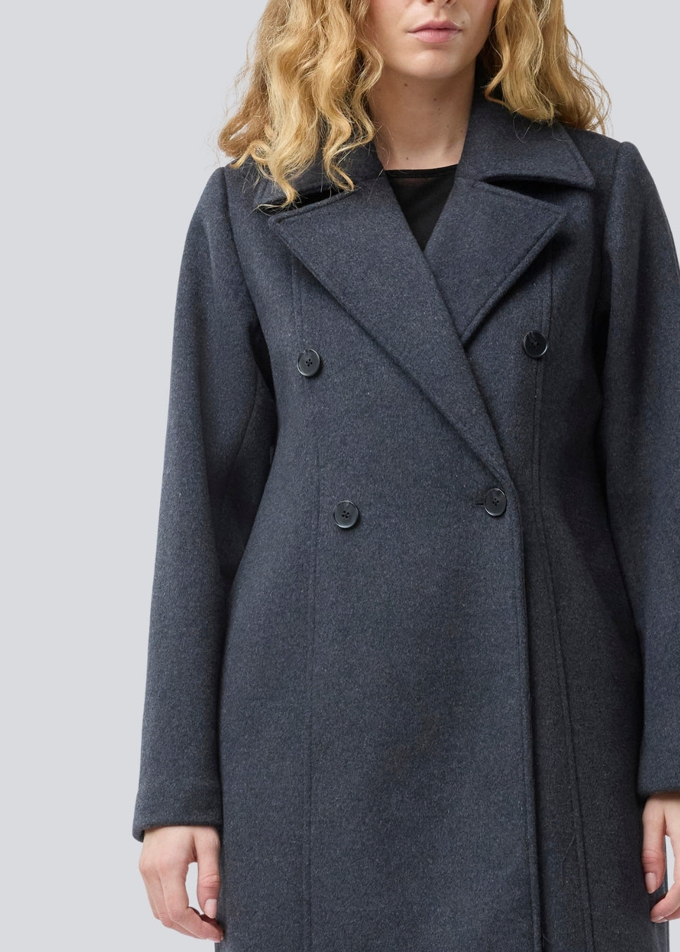Classic, double-breasted wool coat with collar and notch lapels. Olinamd coat has a relaxed fit, lining and a slit in the back. The model is 175 cm and wears a size s/36.