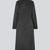 Classic, double-breasted wool coat with collar and notch lapels. Olinamd coat has a relaxed fit, lining and a slit in the back. The model is 175 cm and wears a size s/36.