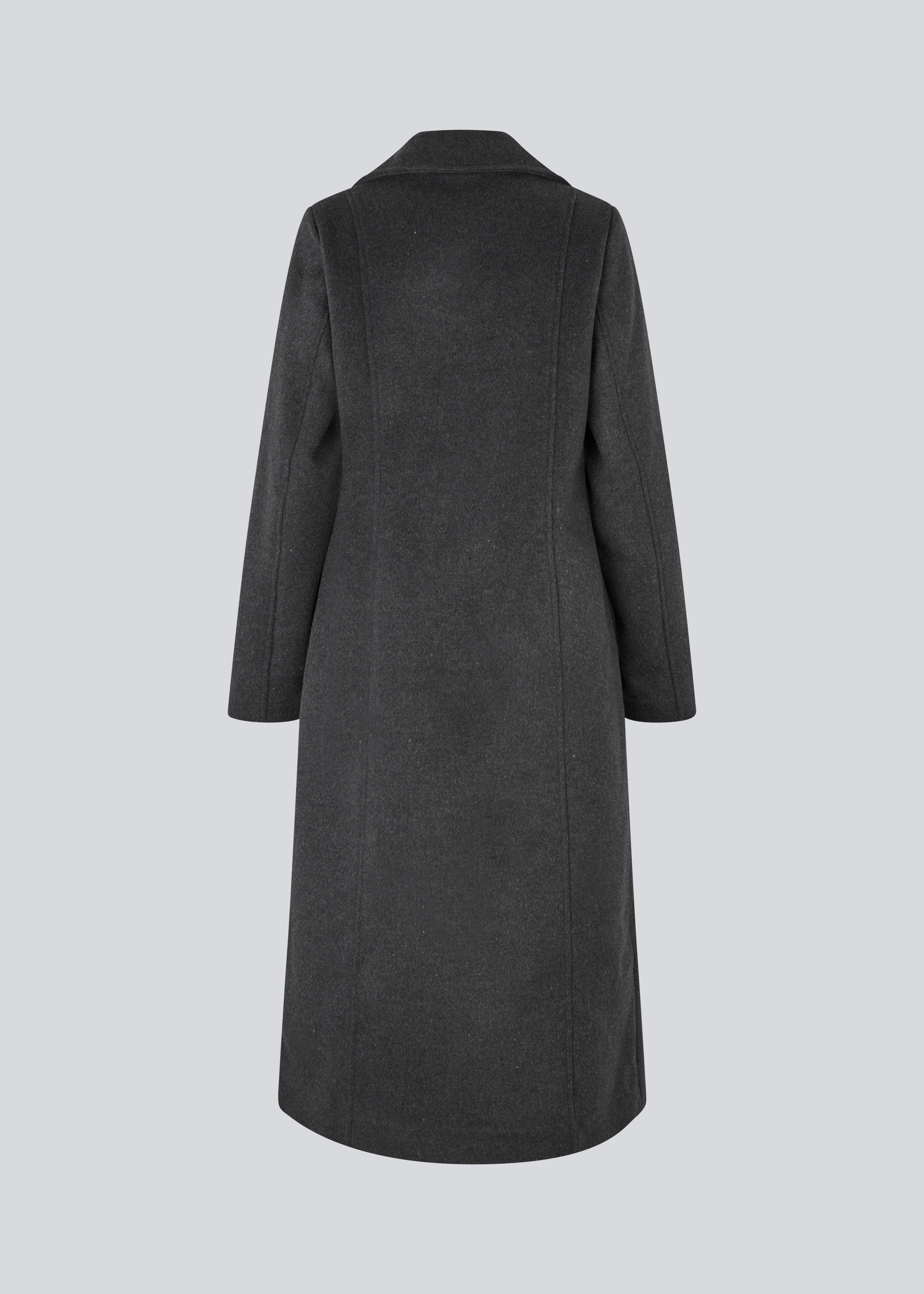 Classic, double-breasted wool coat with collar and notch lapels. Olinamd coat has a relaxed fit, lining and a slit in the back. The model is 175 cm and wears a size s/36.