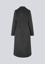 Classic, double-breasted wool coat with collar and notch lapels. Olinamd coat has a relaxed fit, lining and a slit in the back. The model is 175 cm and wears a size s/36.