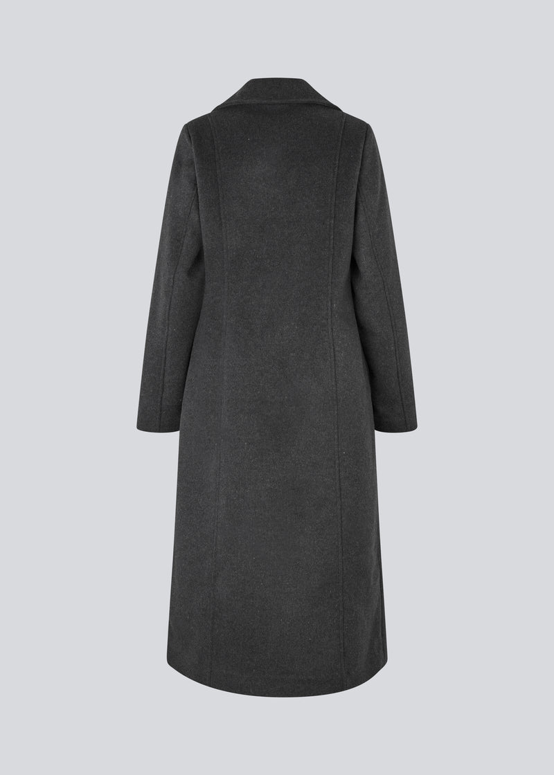 Classic, double-breasted wool coat with collar and notch lapels. Olinamd coat has a relaxed fit, lining and a slit in the back. The model is 175 cm and wears a size s/36.