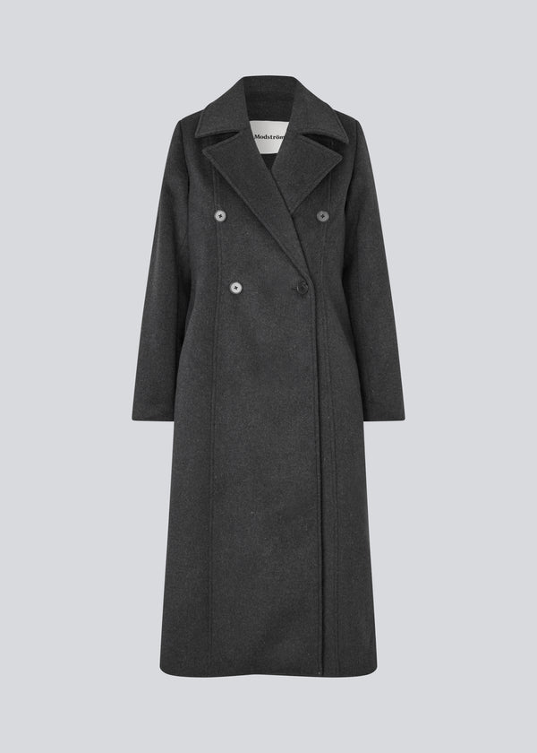Classic, double-breasted wool coat with collar and notch lapels. Olinamd coat has a relaxed fit, lining and a slit in the back. The model is 175 cm and wears a size s/36.