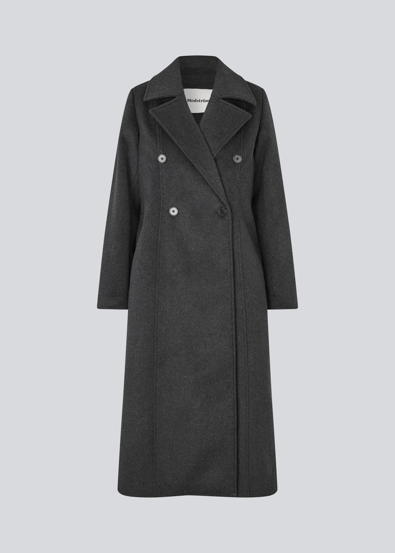 Classic, double-breasted wool coat with collar and notch lapels. Olinamd coat has a relaxed fit, lining and a slit in the back. The model is 175 cm and wears a size s/36.
