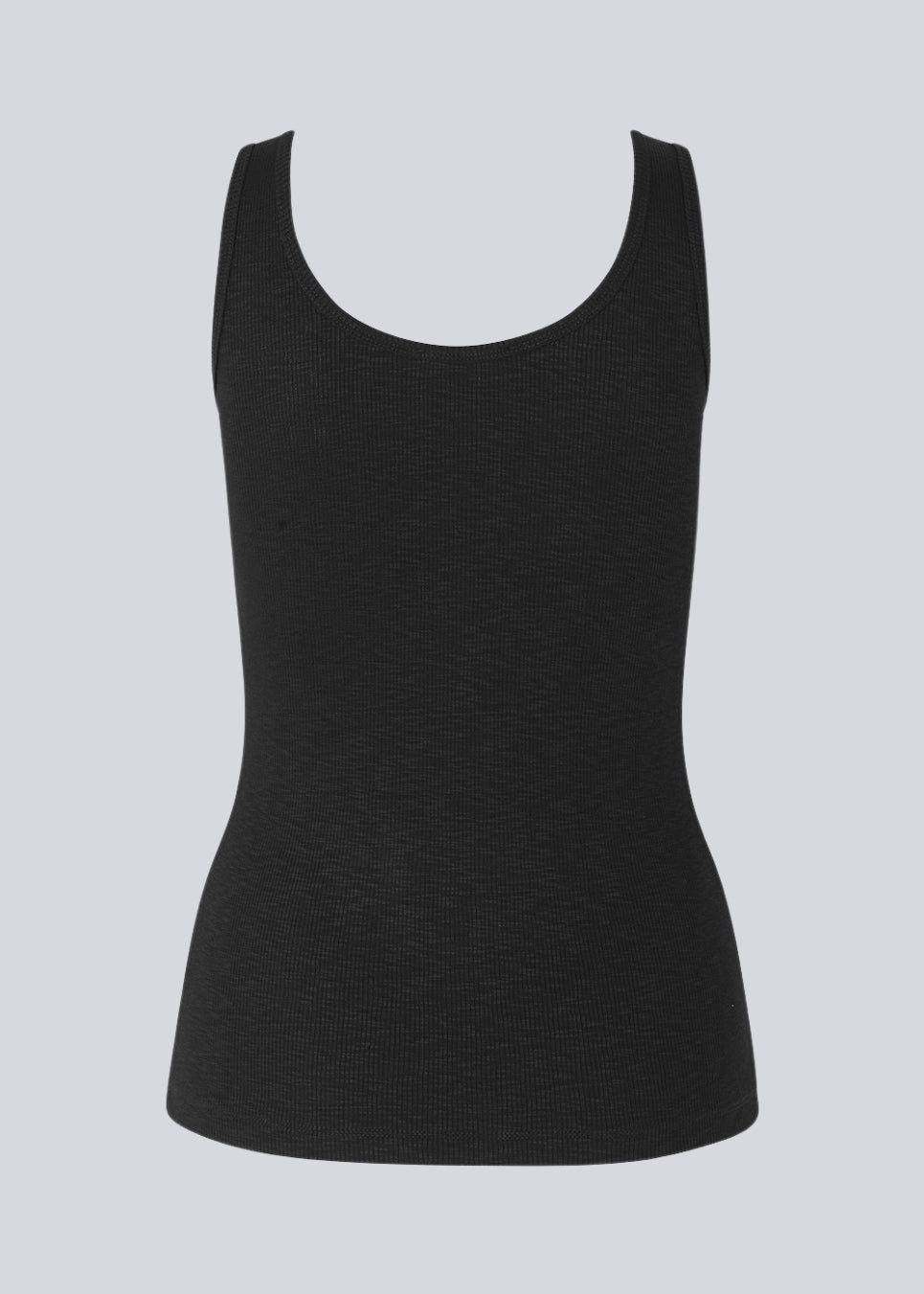 Olla top is a simple black tank top in a soft rib-material. The top has a tight and figure-hugging silhouette which has a soft feel under a knitted sweater or shirt.