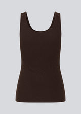 Olla top is a simple tanktop in brown in a soft ribmaterial. The top has a tight and figure-hugging silhouette which has a soft feel under a knitted sweater or shirt. The model is 173 cm and wears a size S/36