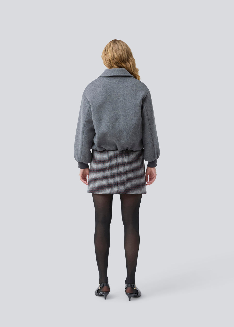 Padded bomber jacket in a wool mix. Ommimd jacket has a zipper closure, collar and two front pockets. The model is 175 cm and wears a size s/36.