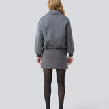 Padded bomber jacket in a wool mix. Ommimd jacket has a zipper closure, collar and two front pockets. The model is 175 cm and wears a size s/36.