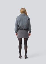 Padded bomber jacket in a wool mix. Ommimd jacket has a zipper closure, collar and two front pockets. The model is 175 cm and wears a size s/36.