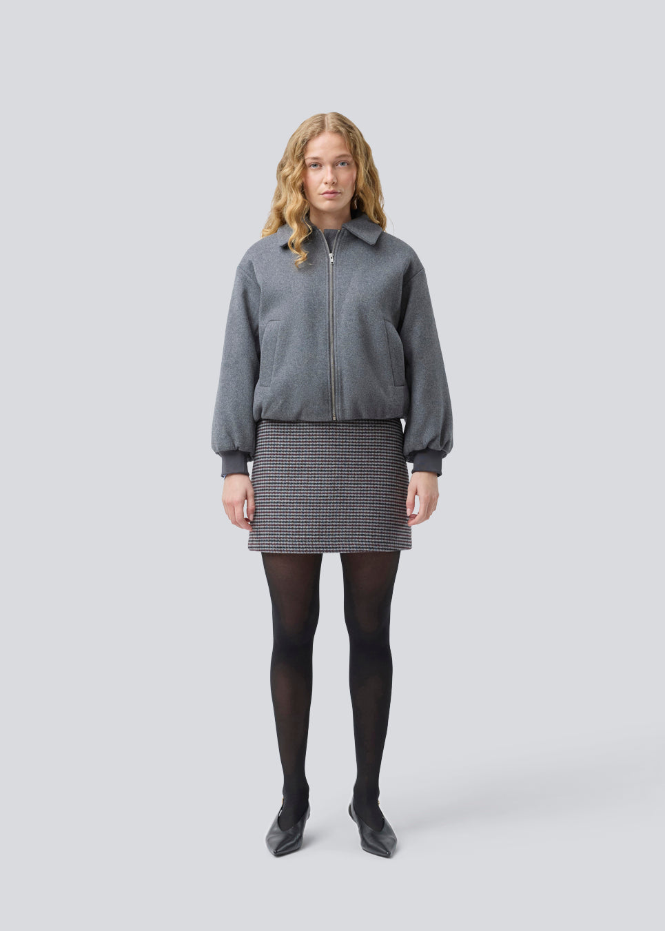 Padded bomber jacket in a wool mix. Ommimd jacket has a zipper closure, collar and two front pockets. The model is 175 cm and wears a size s/36.