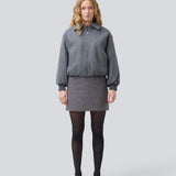 Padded bomber jacket in a wool mix. Ommimd jacket has a zipper closure, collar and two front pockets. The model is 175 cm and wears a size s/36.