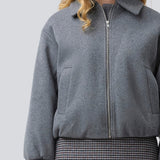 Padded bomber jacket in a wool mix. Ommimd jacket has a zipper closure, collar and two front pockets. The model is 175 cm and wears a size s/36.