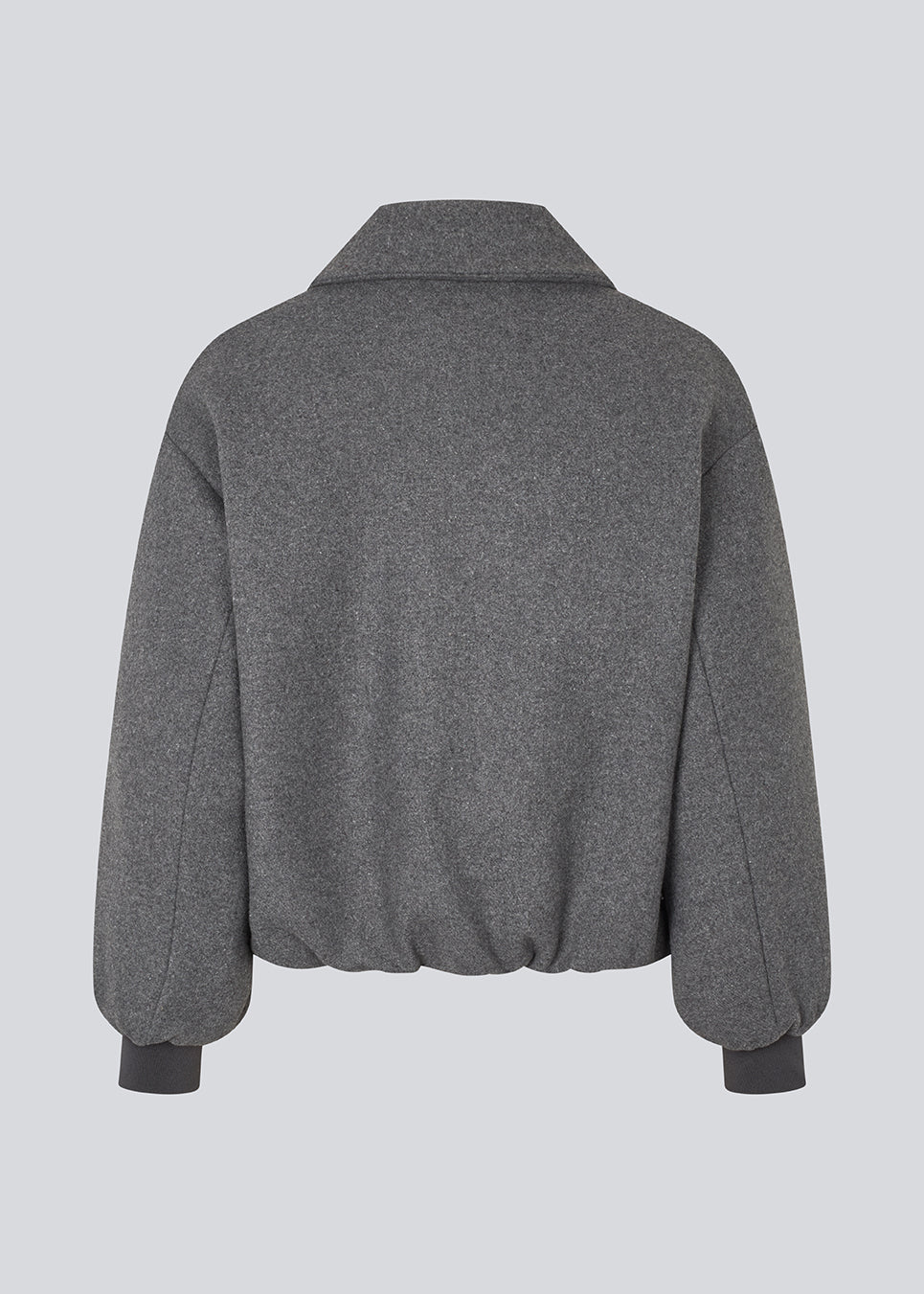 Padded bomber jacket in a wool mix. Ommimd jacket has a zipper closure, collar and two front pockets. The model is 175 cm and wears a size s/36.
