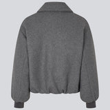 Padded bomber jacket in a wool mix. Ommimd jacket has a zipper closure, collar and two front pockets. The model is 175 cm and wears a size s/36.