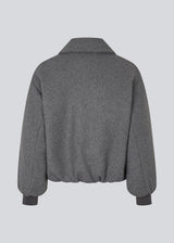 Padded bomber jacket in a wool mix. Ommimd jacket has a zipper closure, collar and two front pockets. The model is 175 cm and wears a size s/36.