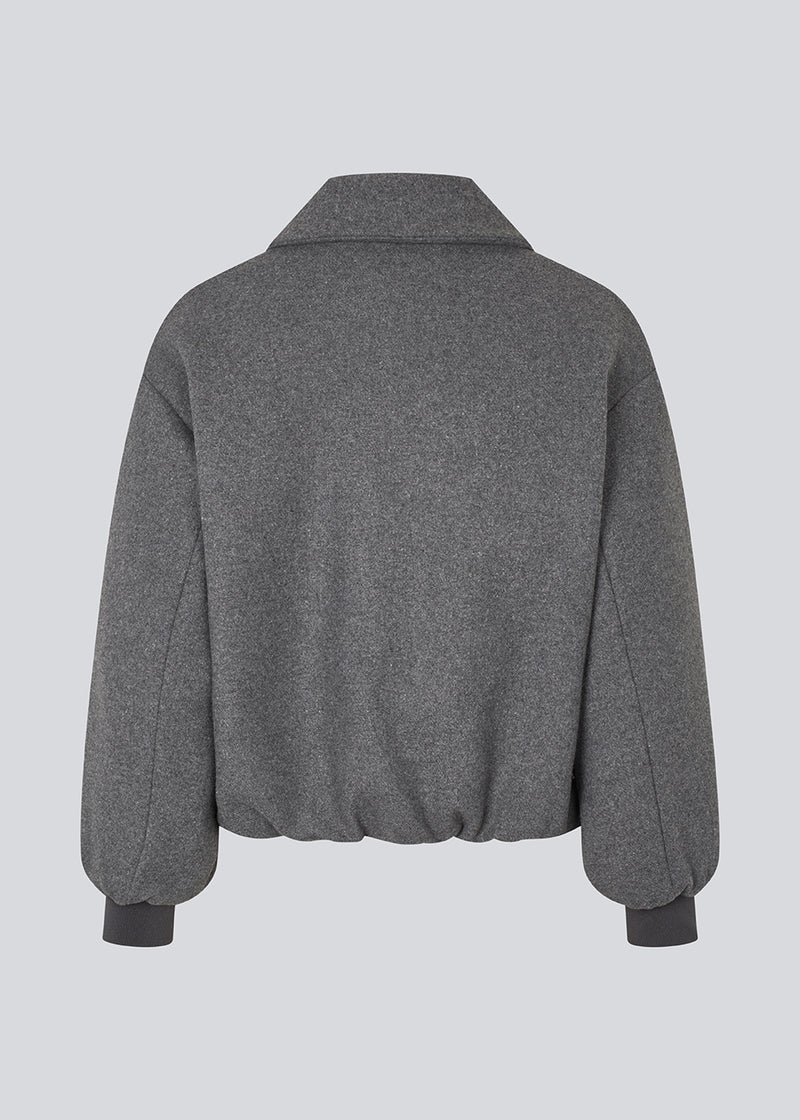 Padded bomber jacket in a wool mix. Ommimd jacket has a zipper closure, collar and two front pockets. The model is 175 cm and wears a size s/36.