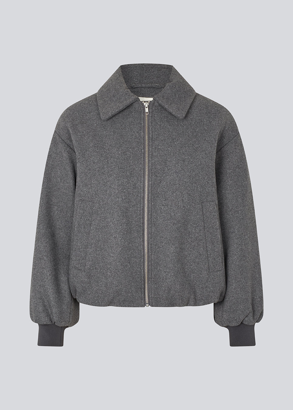 Padded bomber jacket in a wool mix. Ommimd jacket has a zipper closure, collar and two front pockets. The model is 175 cm and wears a size s/36.
