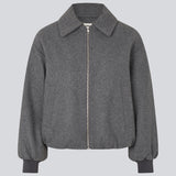 Padded bomber jacket in a wool mix. Ommimd jacket has a zipper closure, collar and two front pockets. The model is 175 cm and wears a size s/36.