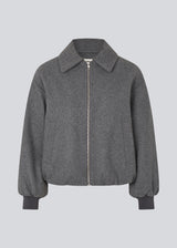 Padded bomber jacket in a wool mix. Ommimd jacket has a zipper closure, collar and two front pockets. The model is 175 cm and wears a size s/36.